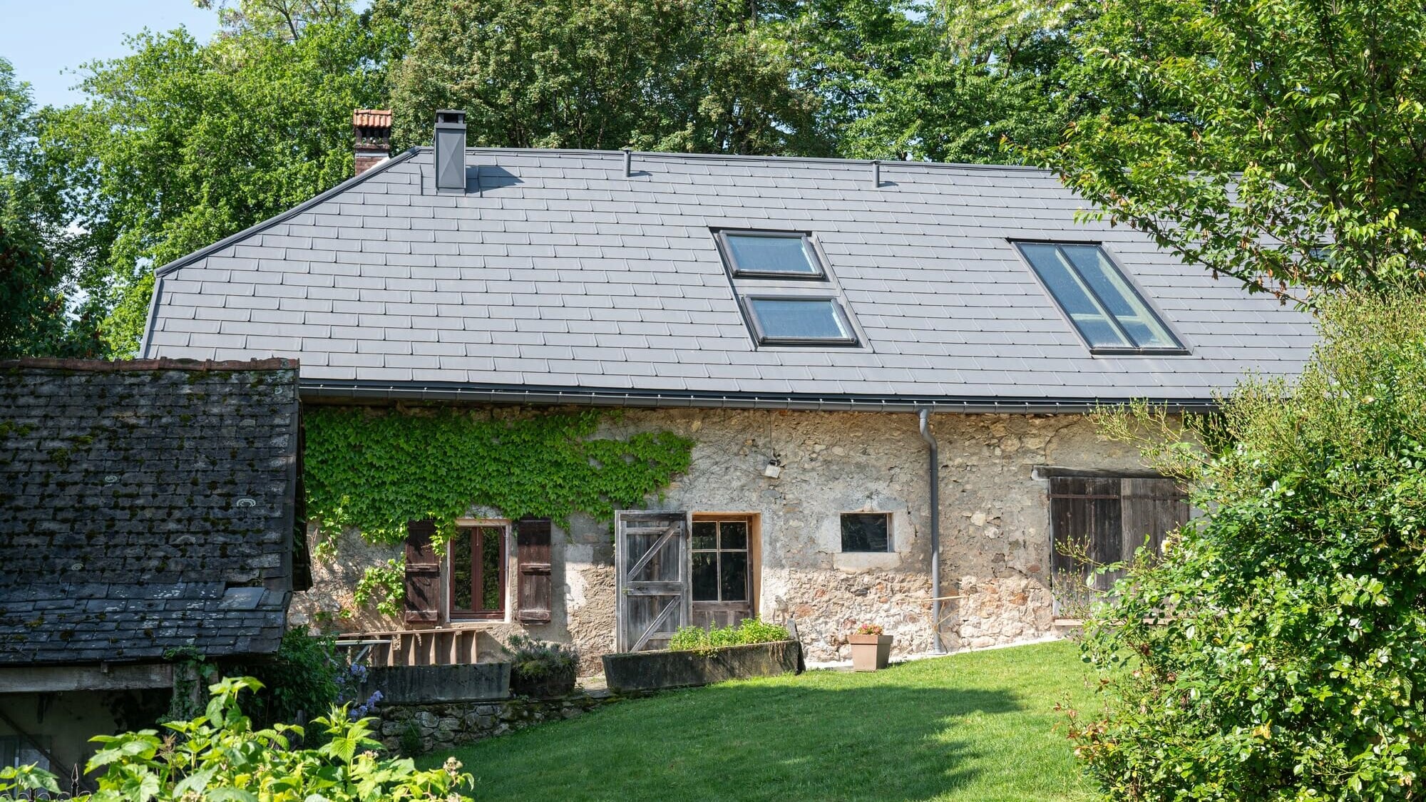 Vue latéral maison individuelle avec toiture rénovée