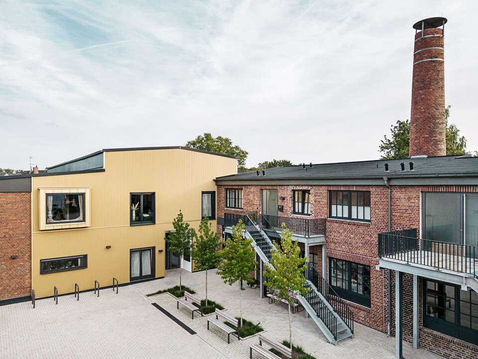 Vue normale des cours de la cave à Langenfeld, transformées par le bureau d'architectes Rotterdam Dakowski en 23 logements locatifs et une unité commerciale.