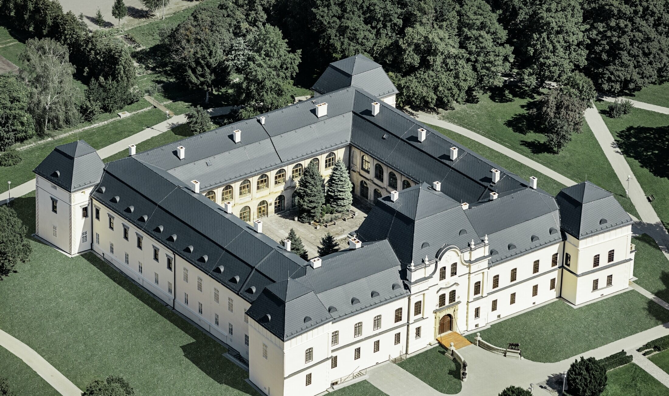 Château de Humenné, de style Renaissance — Nouvelle toiture réalisée avec des losanges de toiture PREFA couleur anthracite