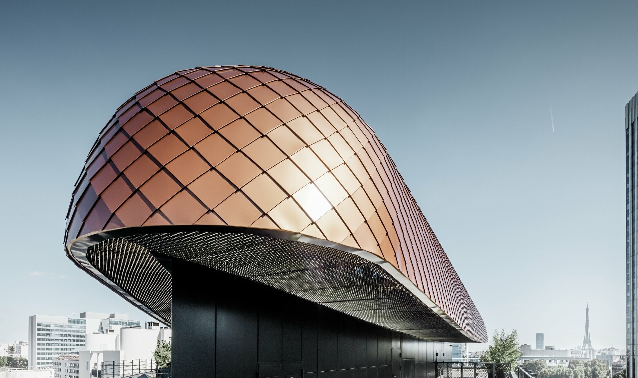 Nouvelle structure arrondie du bâtiment administratif « Blackpearl » à Paris, recouverte de losanges de toiture 29 × 29 PREFA.