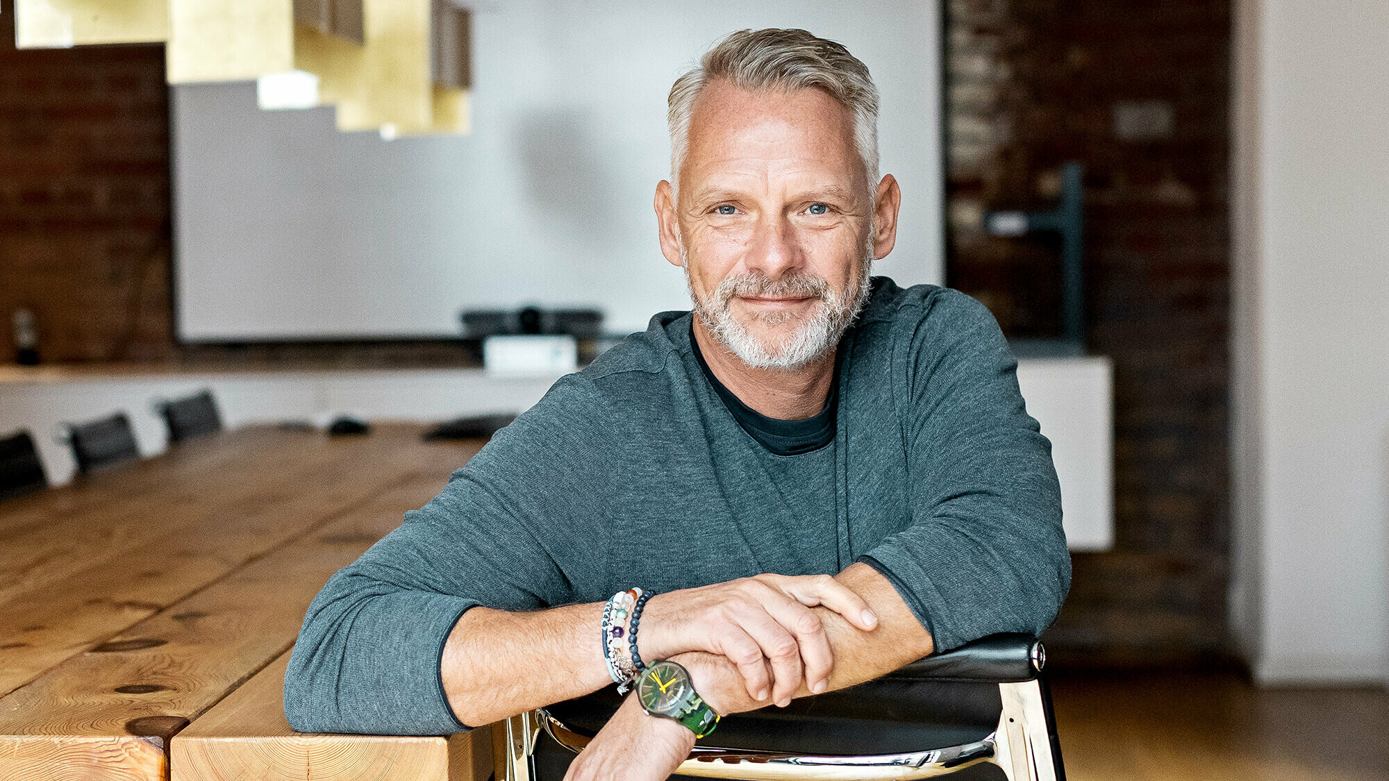 Portrait de l'architecte en chef Ulrich Dakowski dans le bureau de Rotterdam Dakowski Architekten.