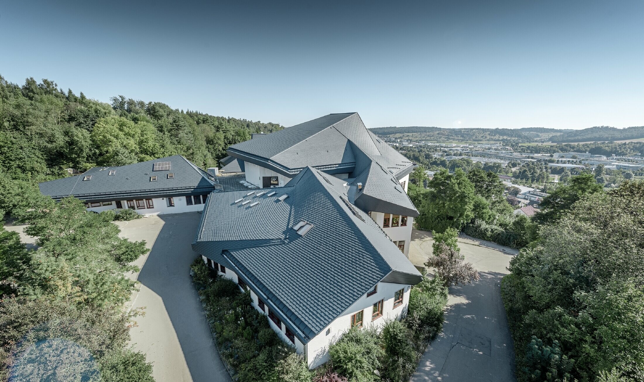 École Waldorf de Heidenheim au toit rénové — L’importante toiture aux nombreux angles, recoins et inclinaisons a été réalisée avec des bardeaux PREFA anthracite