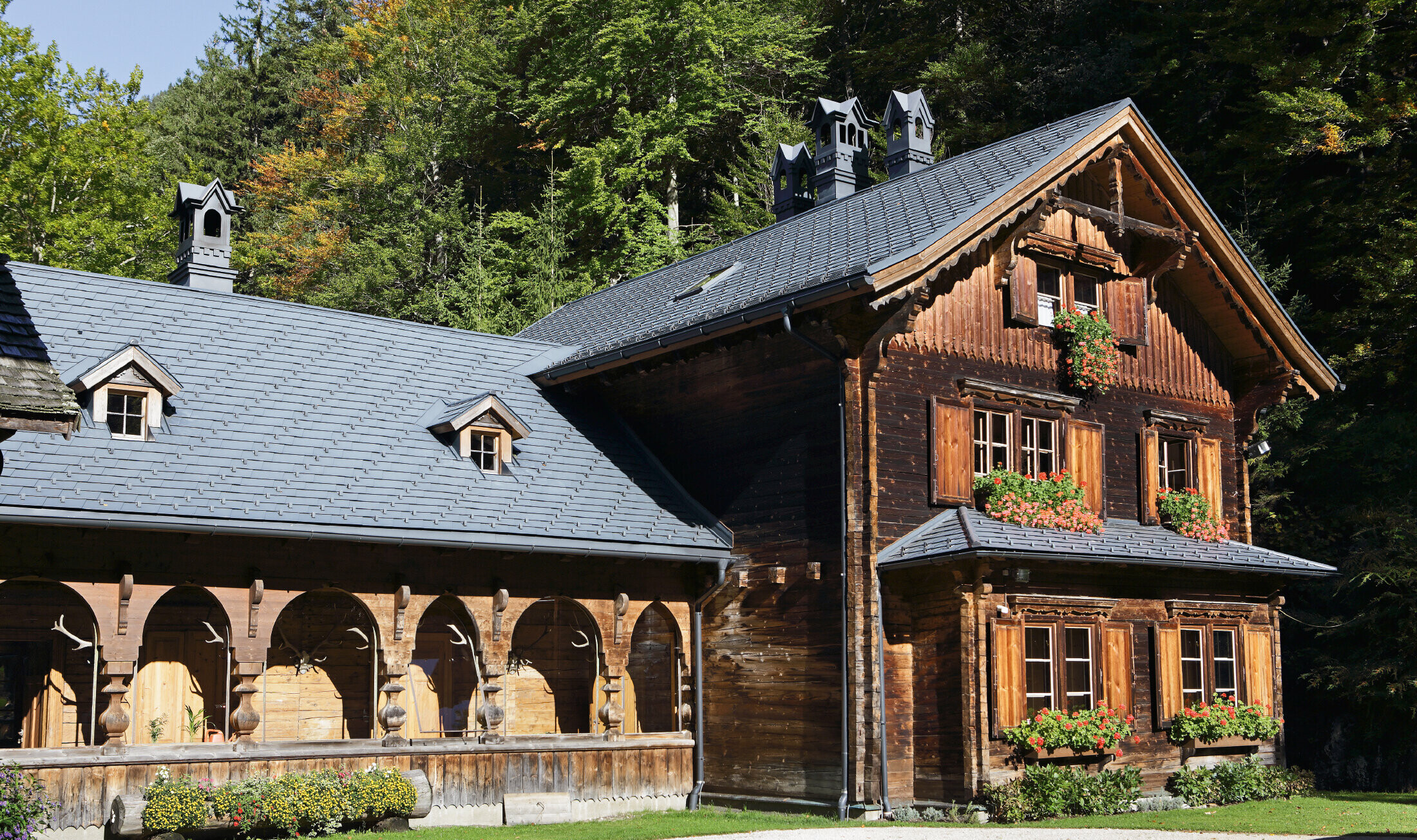 Pavillon de chasse rustique (Rothschildhaus) rénové à l'aide de bardeaux de toiture PREFA en P.10 anthracite