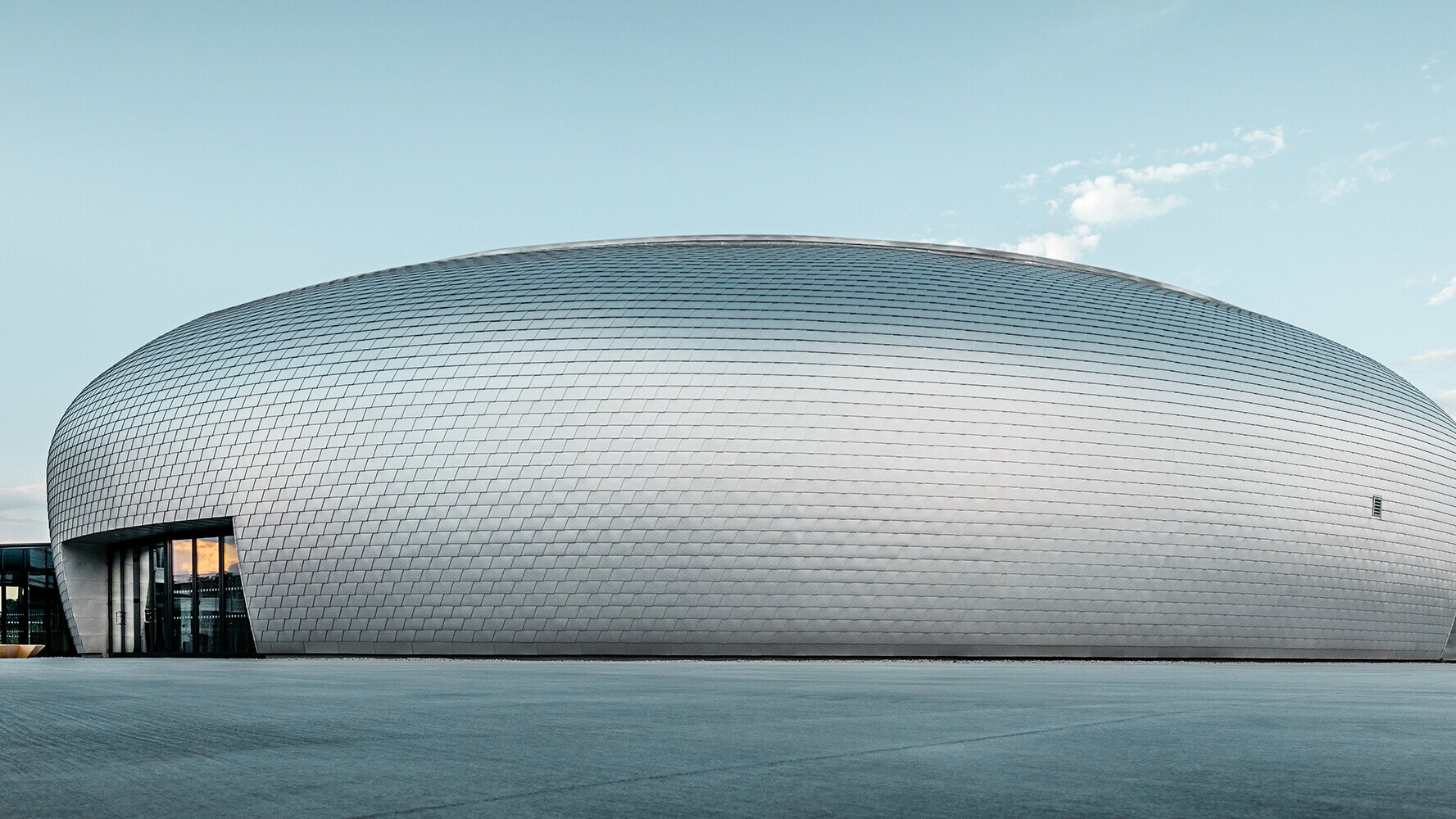 Salle de sport tchèque en Bardeaux en aluminium PREFA dans la teinte aluminium naturel