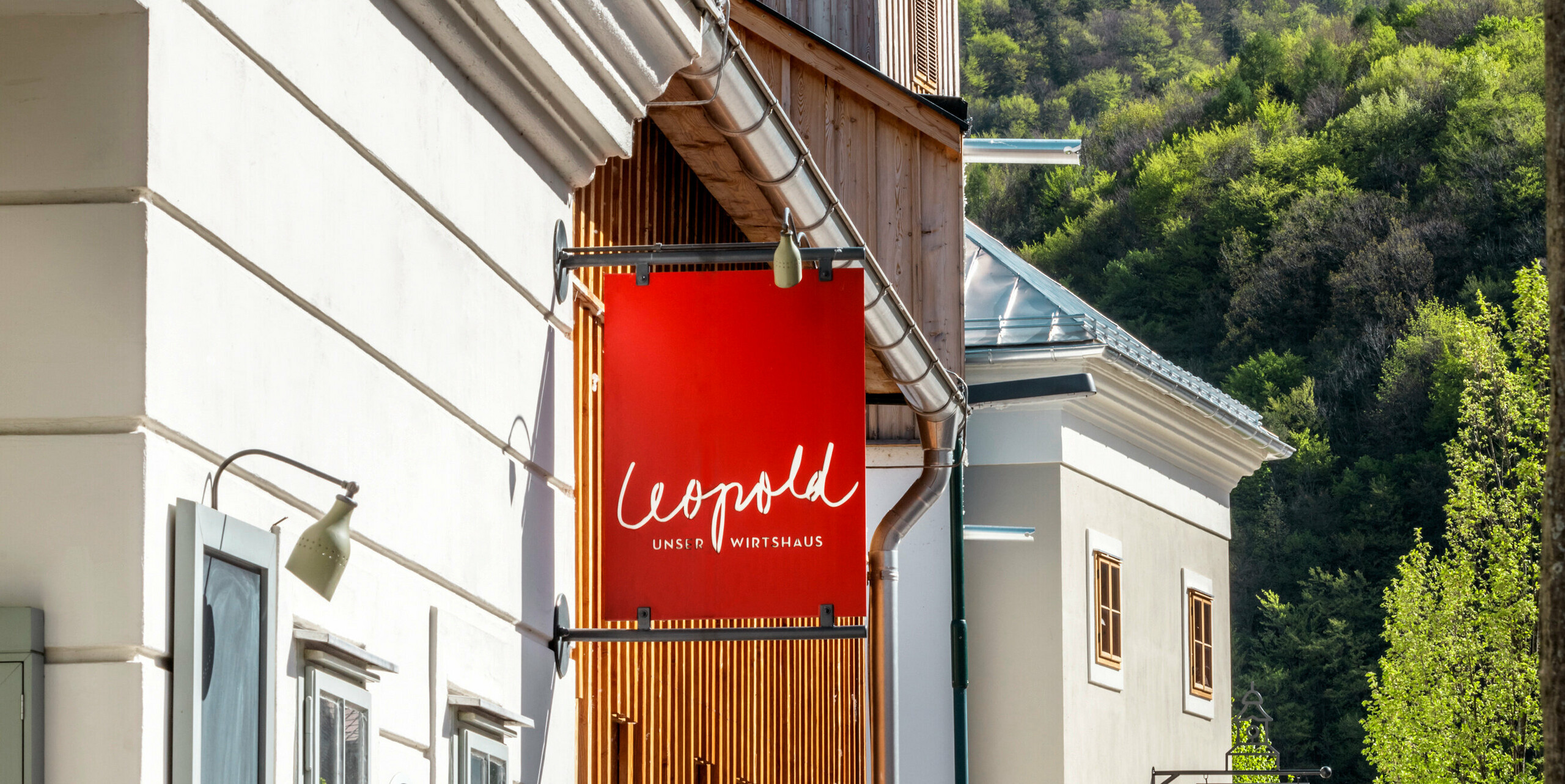 Le toit de l'hôtel Glockenturm à Marktl près de Lilienfeld a été recouvert de bardeaux PREFA en anthracite P.10. Le système de drainage du toit PREFA du bâtiment reste naturel. Non loin de l'hôtel Glockenturm se trouve le Leopold - notre auberge. Le bâtiment du restaurant a également été recouvert de produits PREFA.