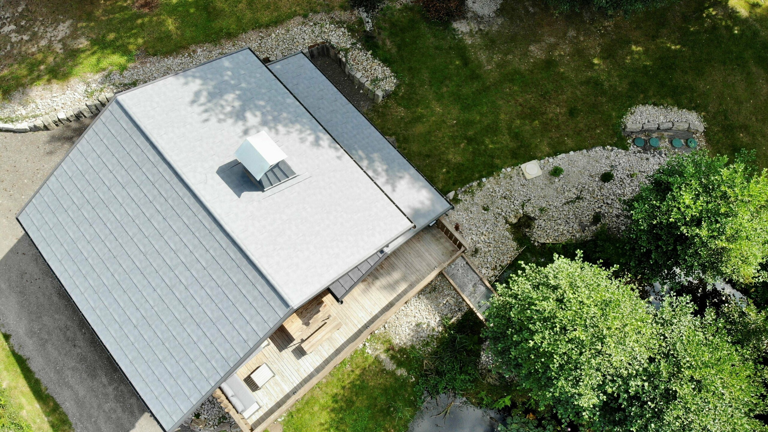 Vue de drone de la Cabane à Sucre et de sa toiture neuve en R.16 PREFA dans la teinte P.10 gris pierre