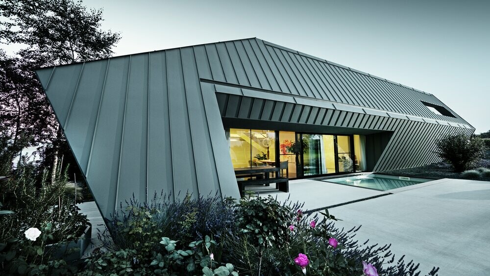 Maison individuelle moderne avec revêtement de toiture et de façade Prefalz dans deux tons de gris différents