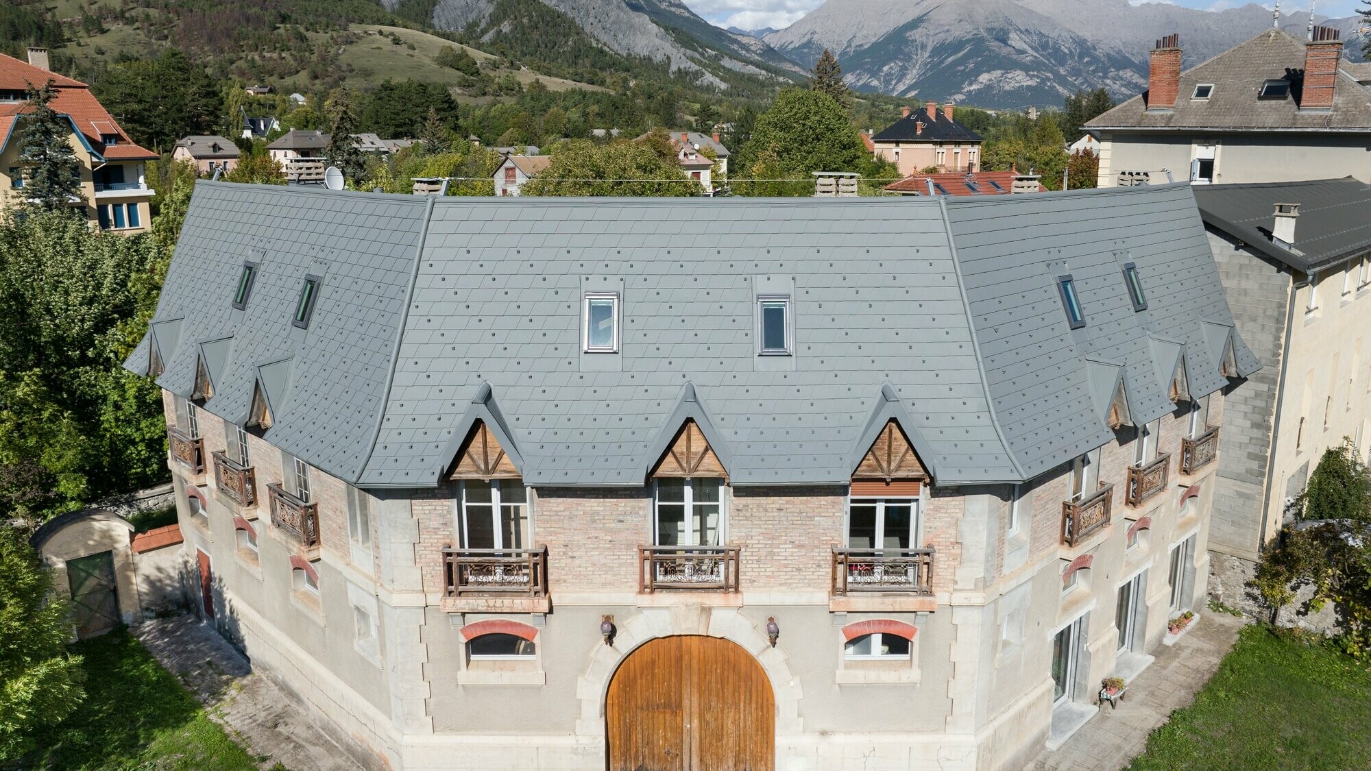 Vue en hauteur de la nouvelle toiture en bardeau PREFA dans la teinte P.10 gris souris stucco