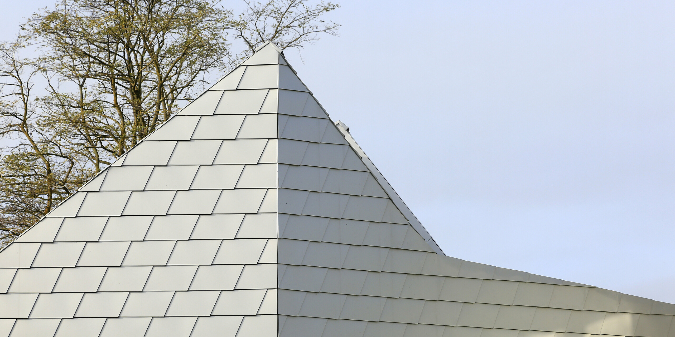 Bordure du refuge pour animaux de Mullhouse recouverte de bardeaux de toit et de façade en aluminium PREFA