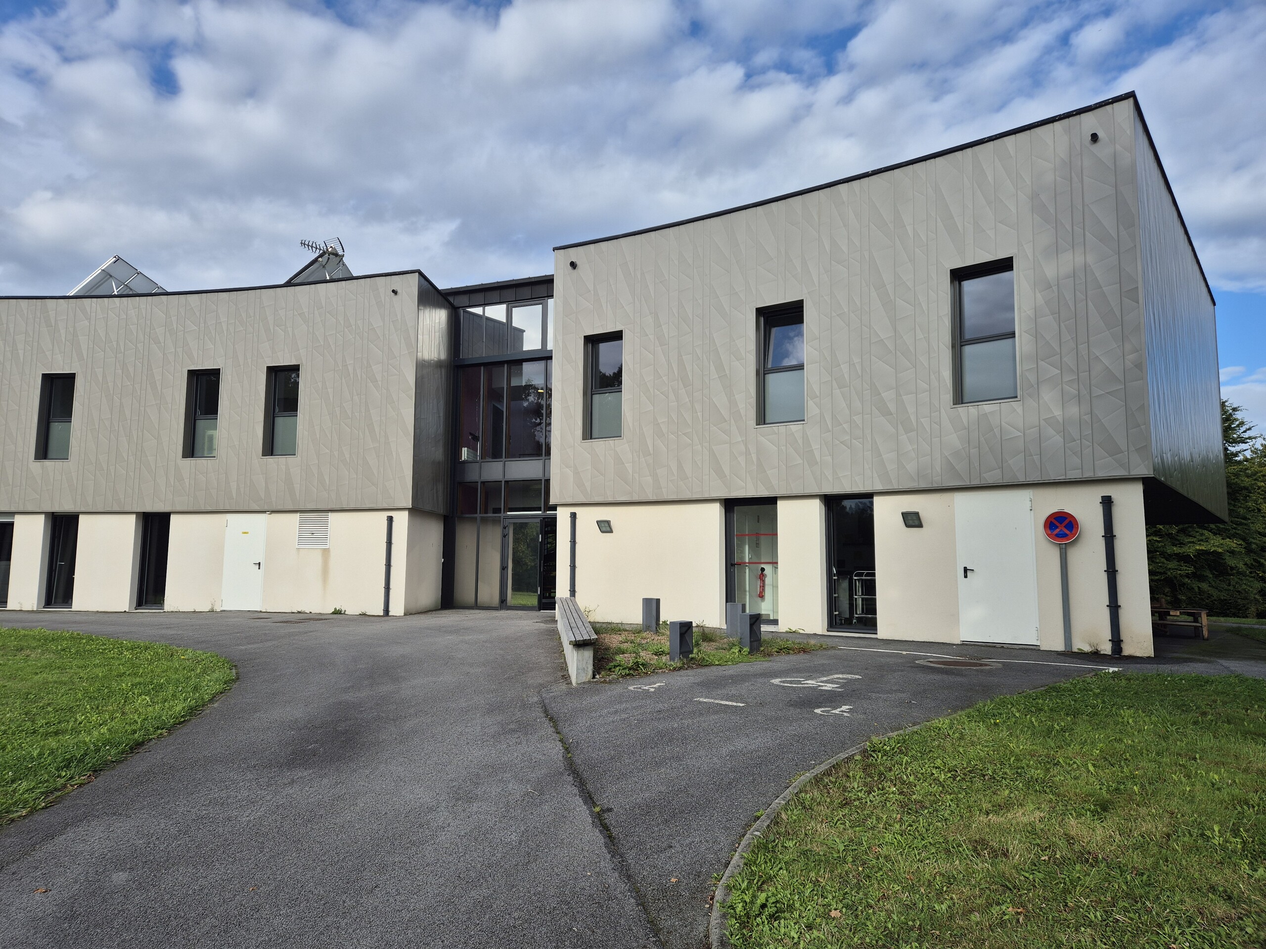 Prise de vue de la façade rénovée en lame de bardage Siding.X PREFA