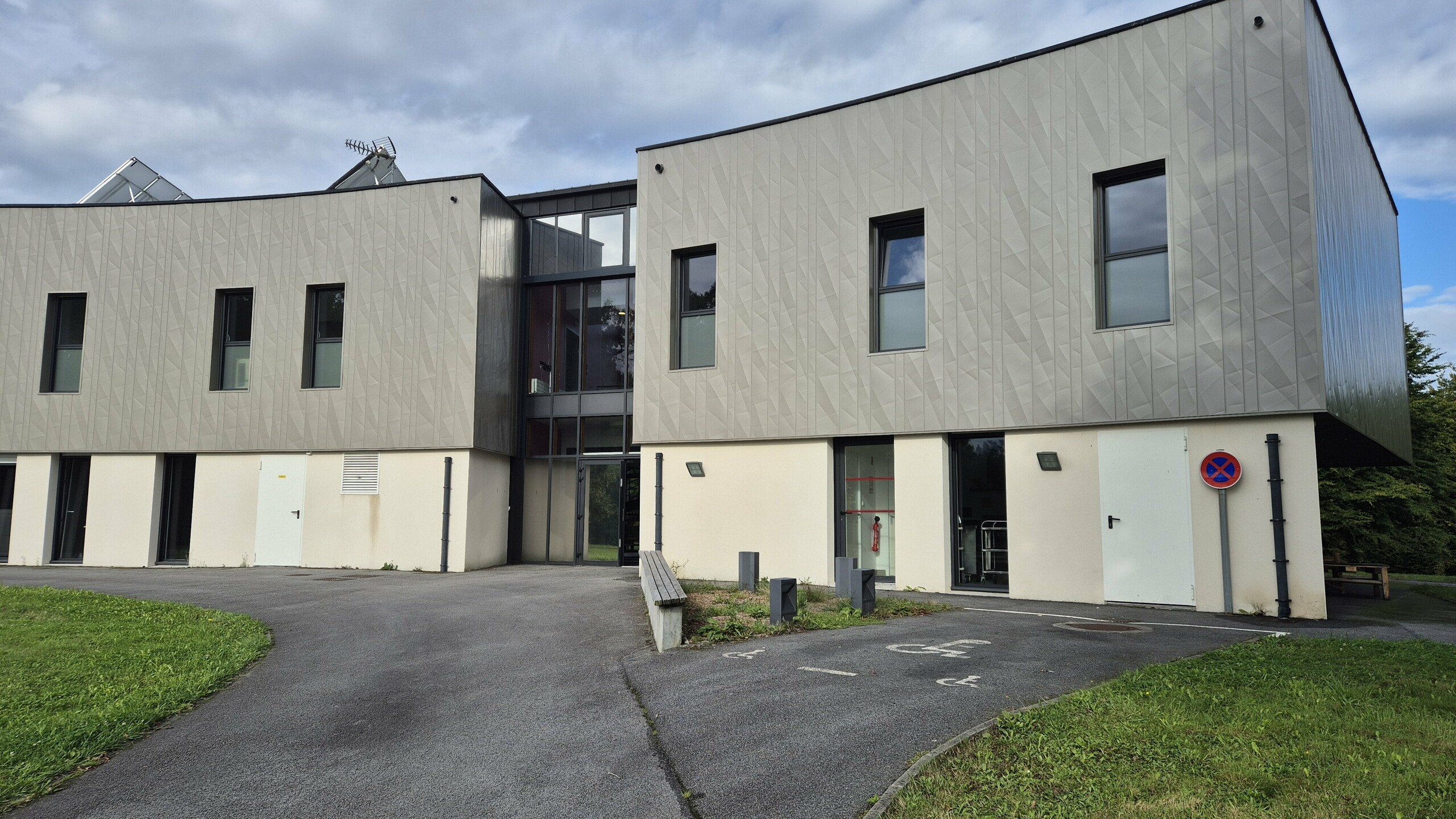 Prise de vue de la façade rénovée en lame de bardage Siding.X PREFA