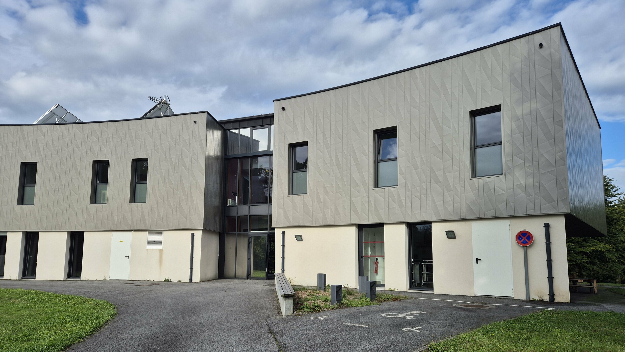 Prise de vue de la façade rénovée en lame de bardage Siding.X PREFA