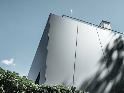 La clinique des urgences de Landstrasse à Vienne a été photographiée d'un angle bas et a été revêtue de panneaux composites en aluminium PREFABOND dans la teinte gris noir 