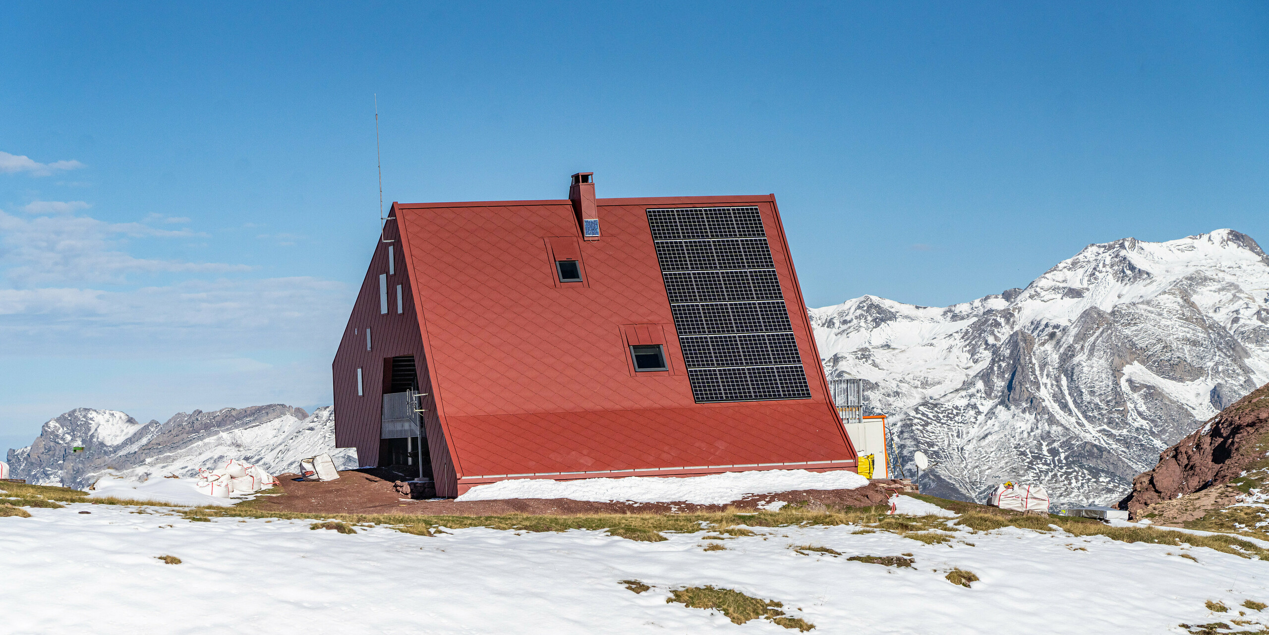 Un fantastique paysage de montagne s'offre à vous autour du refuge d'Arlet, dans le Parc National des Pyrénées. Le bâtiment a été recouvert de losanges de toiture et de façade PREFA 44x44 en P.10 rouge oxyde.
