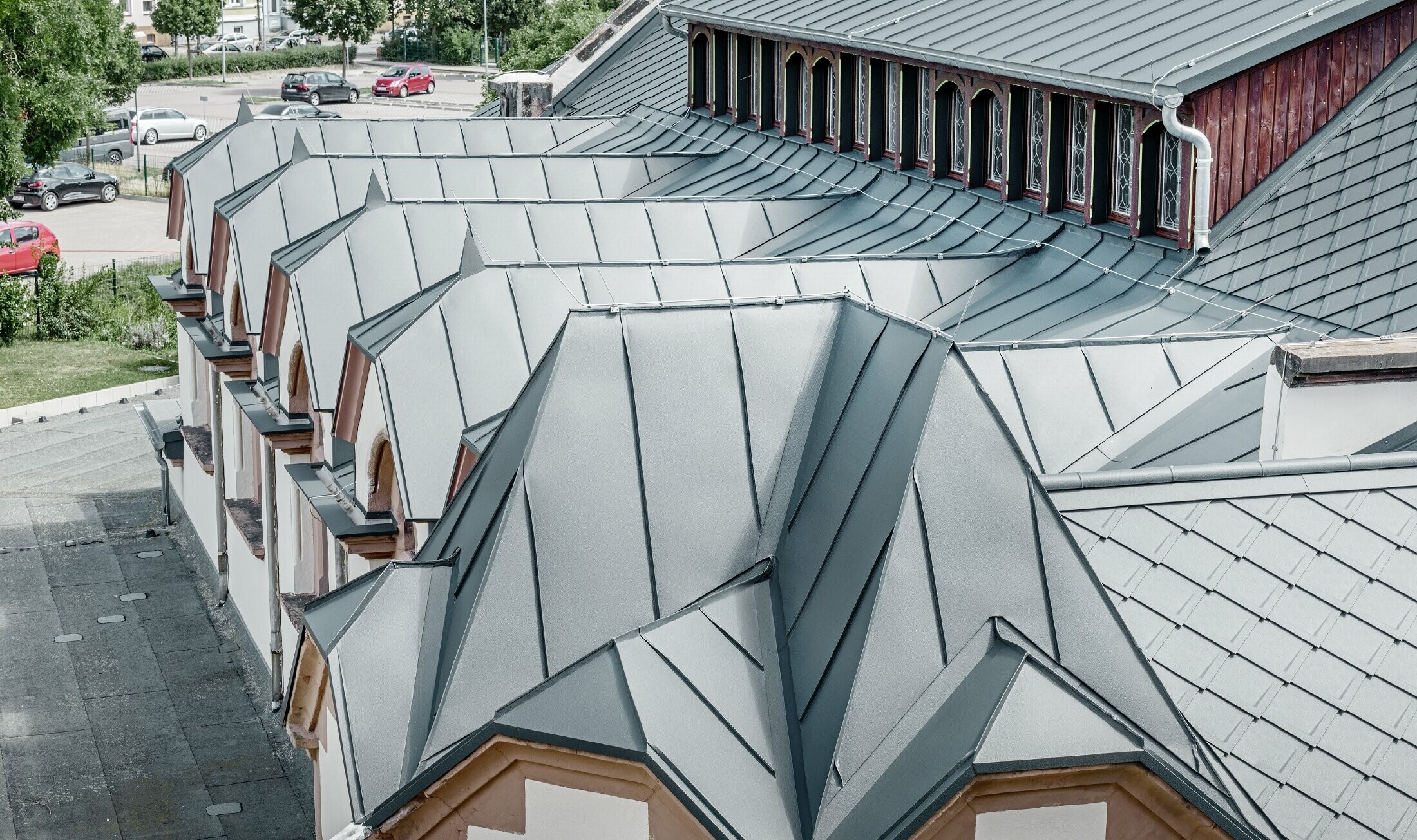 Salle de sport fraîchement rénovée de l’école de Lutherstadt Wittenberg — Toiture en aluminium PREFA réalisée avec des losanges de toiture et bandes Prefalz de couleur anthracite