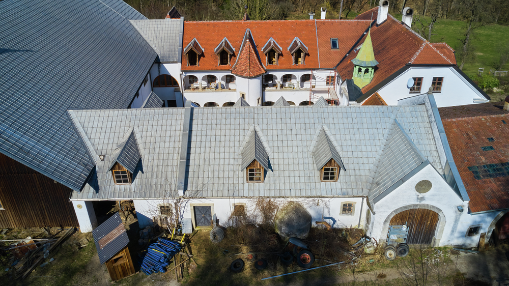 Une toiture de plus de 65 ans, prise de vue par drone. 