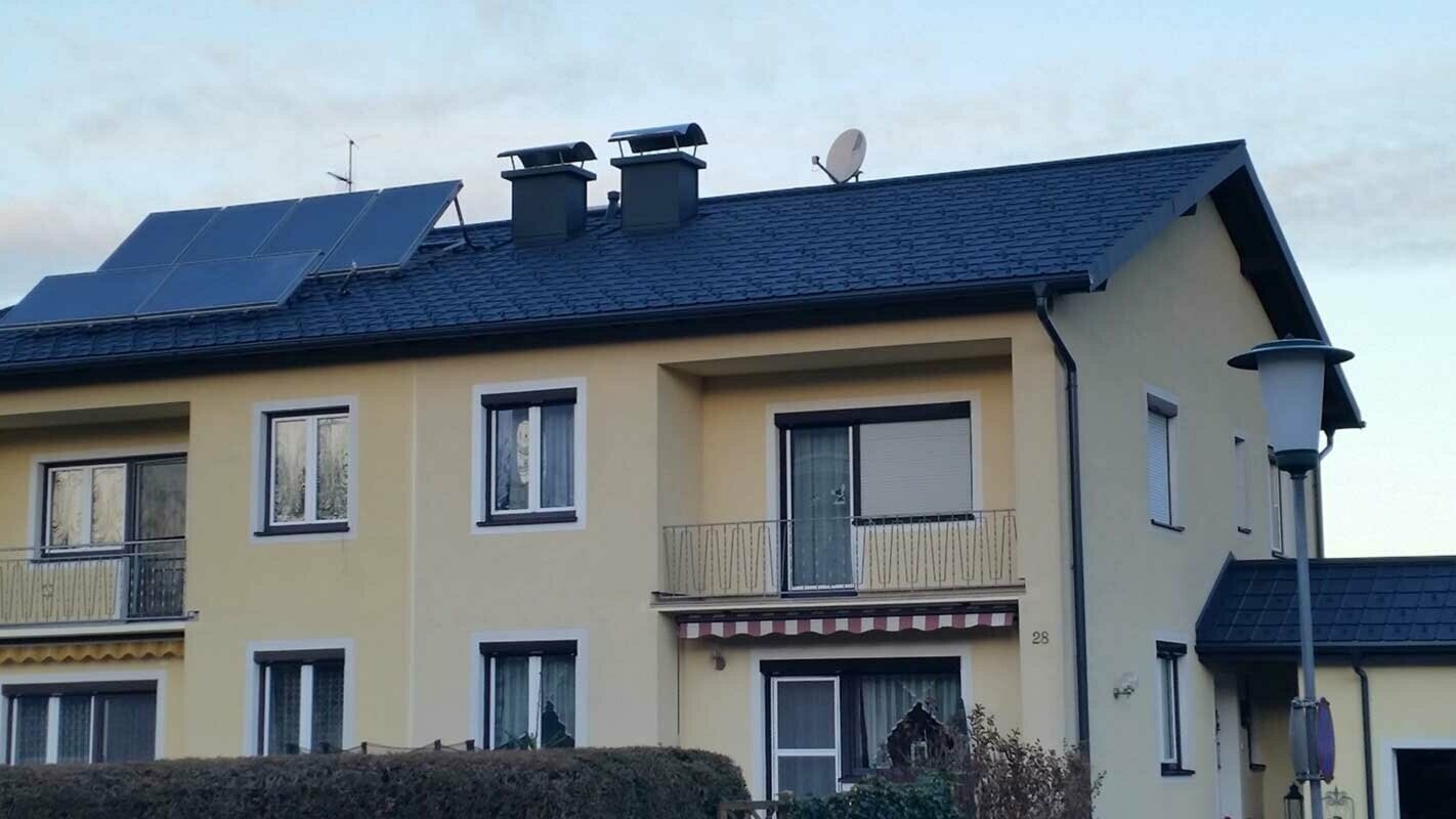 Maison après la rénovation de toiture à l’aide de Prefalz et de tuiles PREFA, en Autriche