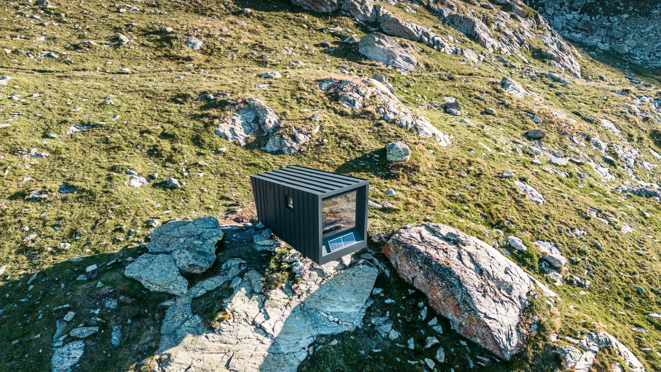 Le Biwak d'une vue plongeante de côté, y compris la nature qui se reflète dans la baie vitrée.