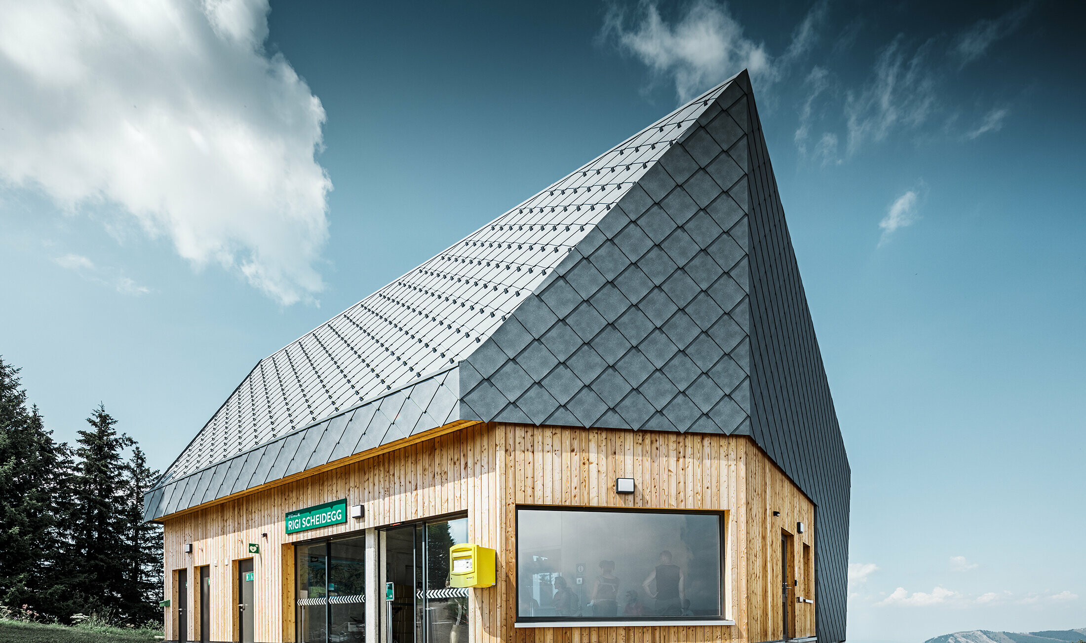 Gare d’arrivée du téléphérique du Rigi Scheidegg à Goldau, en Suisse. La toiture et une partie de la façade ont été recouvertes de losanges de toiture et de façade 44 × 44 en P.10 gris pierre.