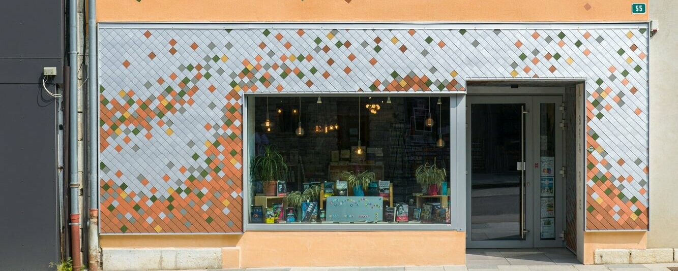 Prise de vue de la façade de la librairie Vents de Terre entièrement rénovée