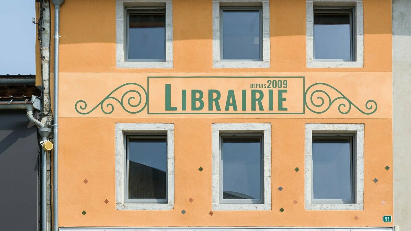 Prise de vue de la façade de la librairie Vents de Terre entièrement rénovée