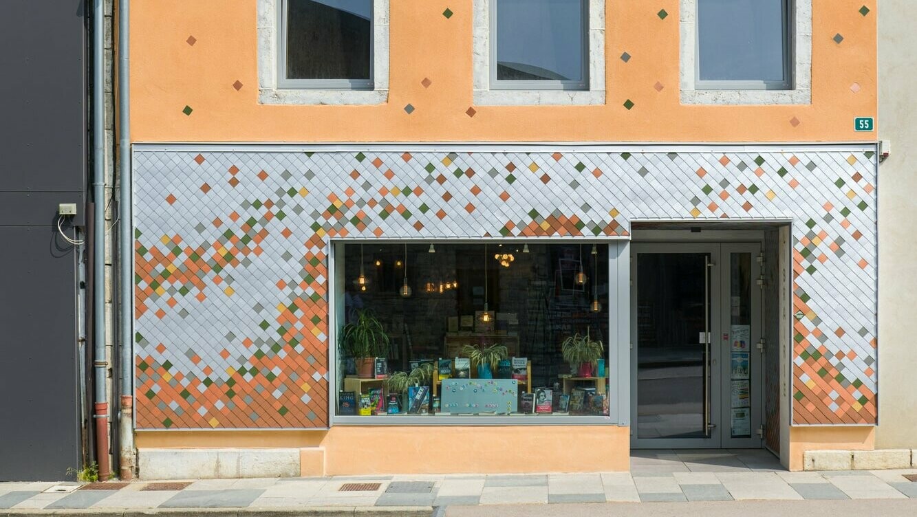 Prise de vue de la façade de la librairie Vents de Terre entièrement rénovée