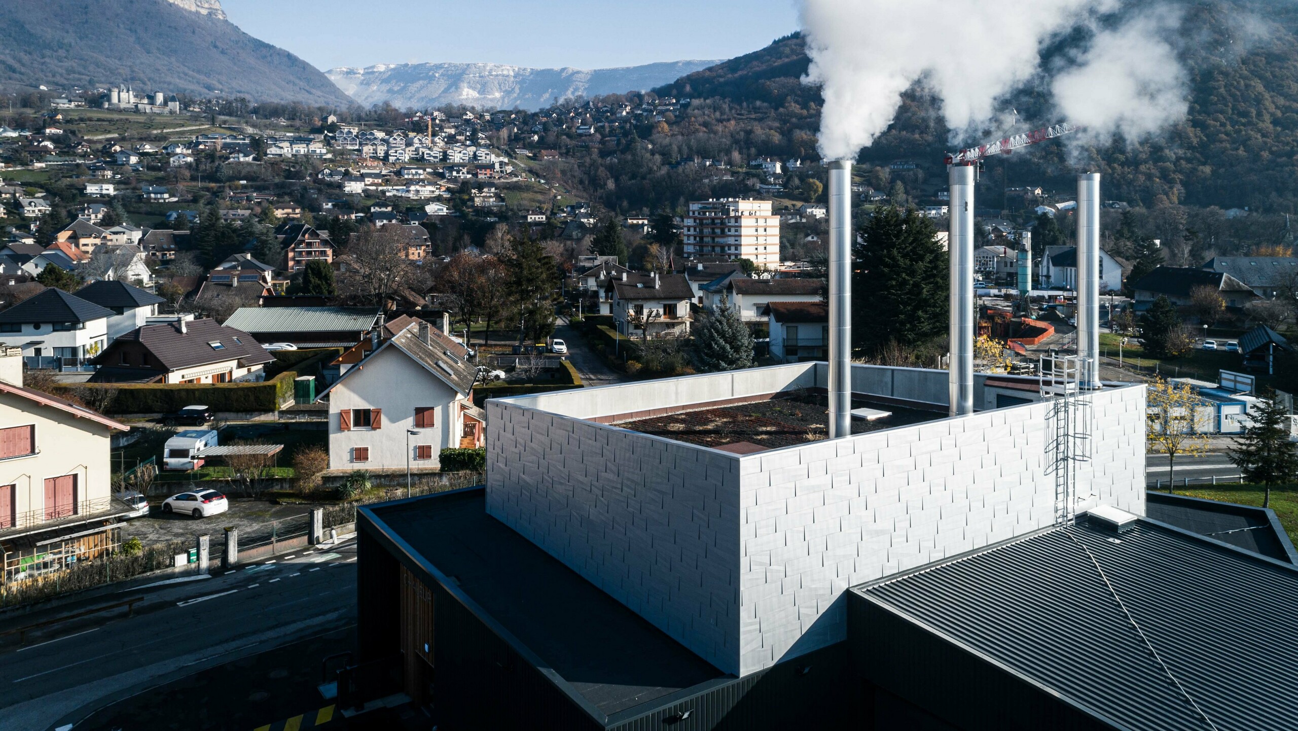 Prise de vue éloignée de la chaufferie de Barby, la teinte argent métallisé reflète le soleil