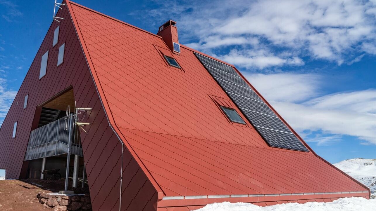 Prise de vue de la façade et la couverture du refuge d'Arlet, toutes les deux rénovées avec les losanges 44x44 PREFA