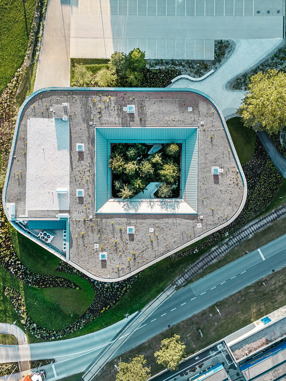 Le restaurant Walters dans le Business-Park du WALTER GROUP vu du ciel ; la forêt dans l'atrium ainsi que les rues environnantes sont en vue.