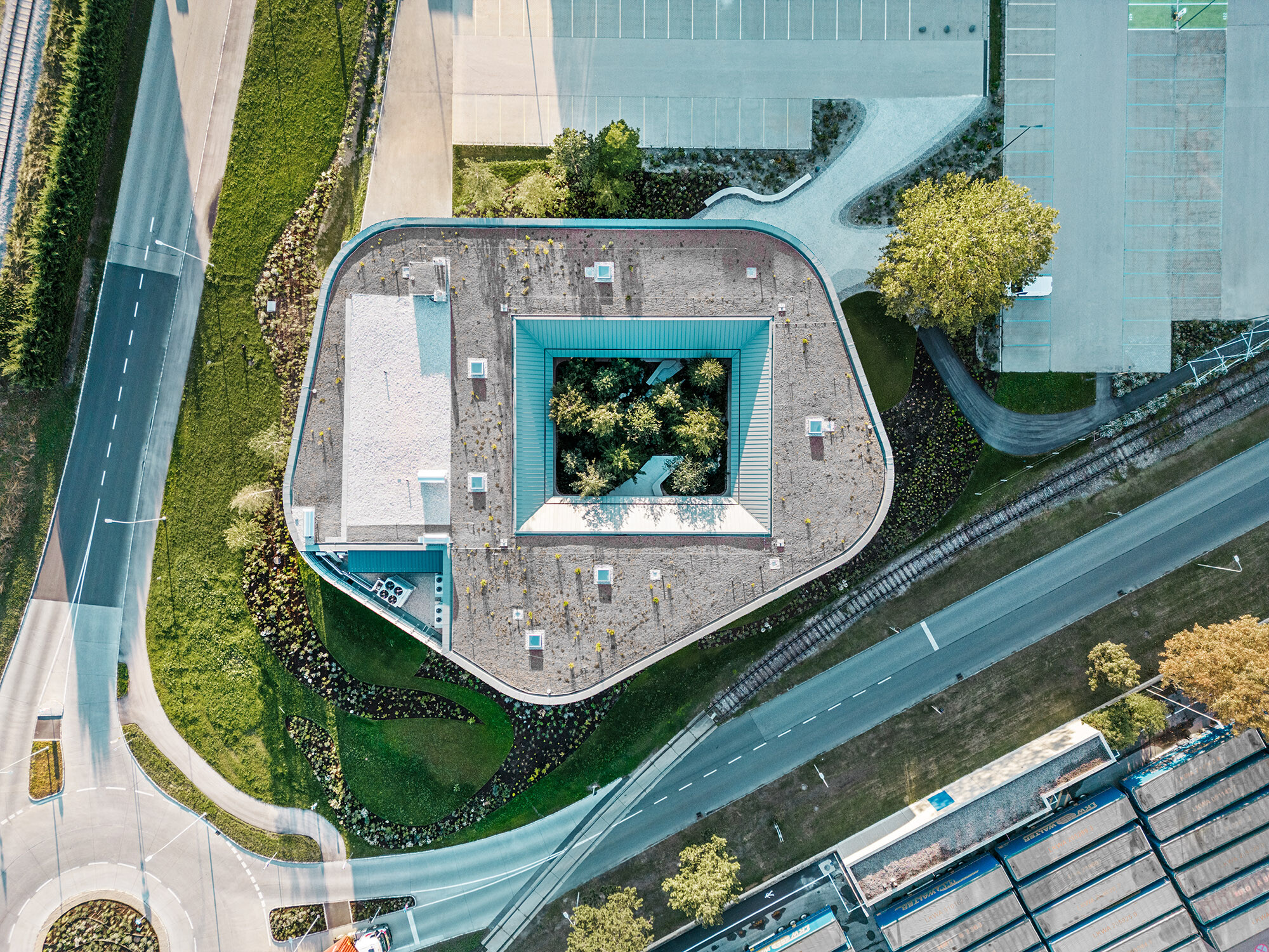 Le restaurant Walters dans le Business-Park du WALTER GROUP vu du ciel ; la forêt dans l'atrium ainsi que les rues environnantes sont en vue.