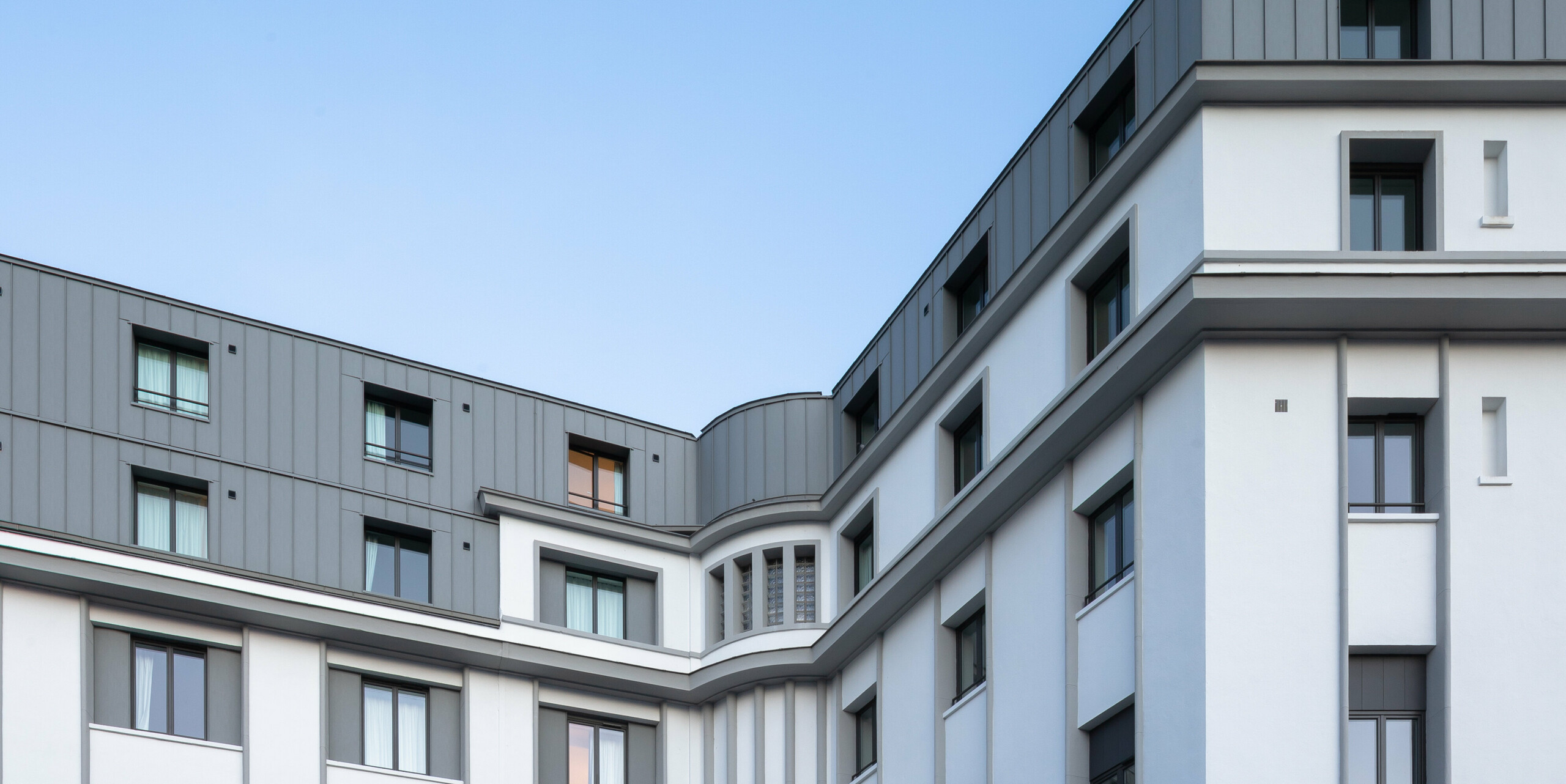 Plan latéral de la résidence étudiante Odalys au Mans. Le bâtiment a été habillé de PREFALZ en gris quartz.