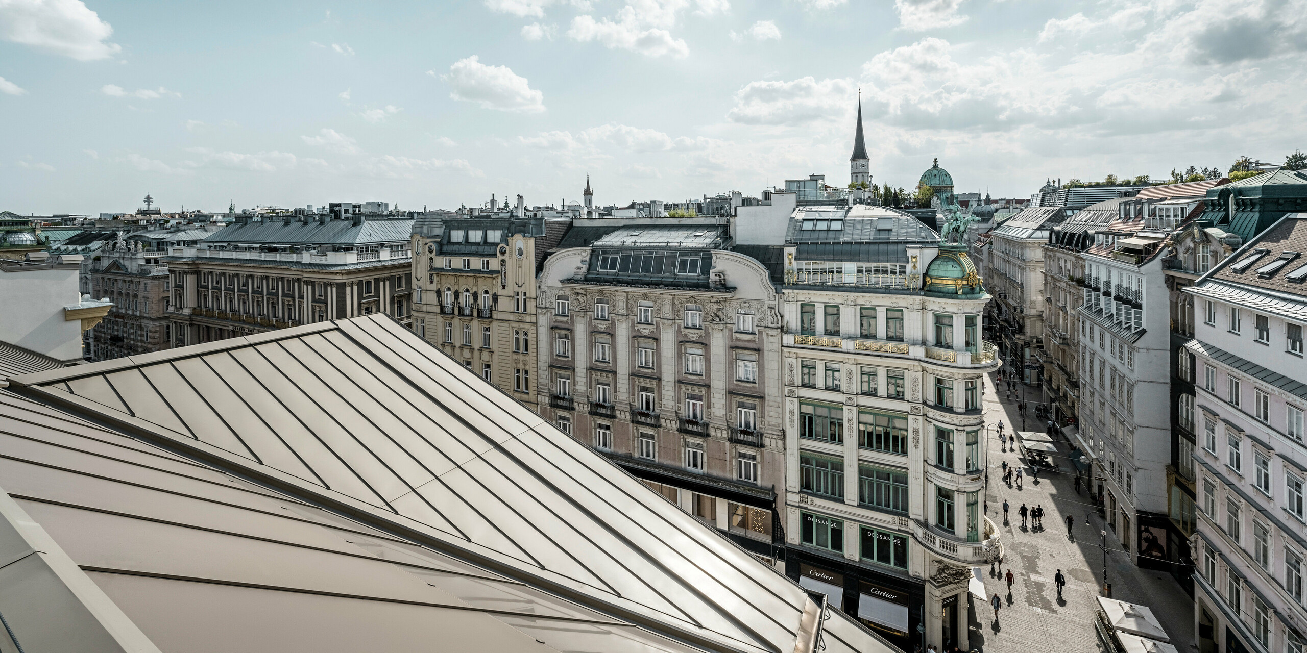 Vue rapprochée d’une partie de la façade et de la toiture Prefalz, avec les vitrages sérigraphiés.