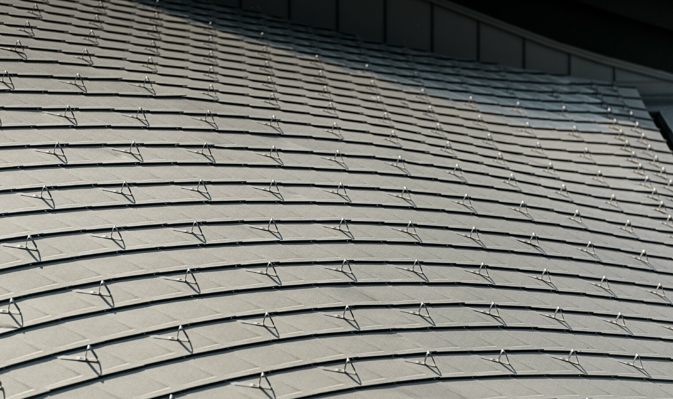 Palazzo du complexe golfique Varignana — Grande toiture en aluminium PREFA (brun)