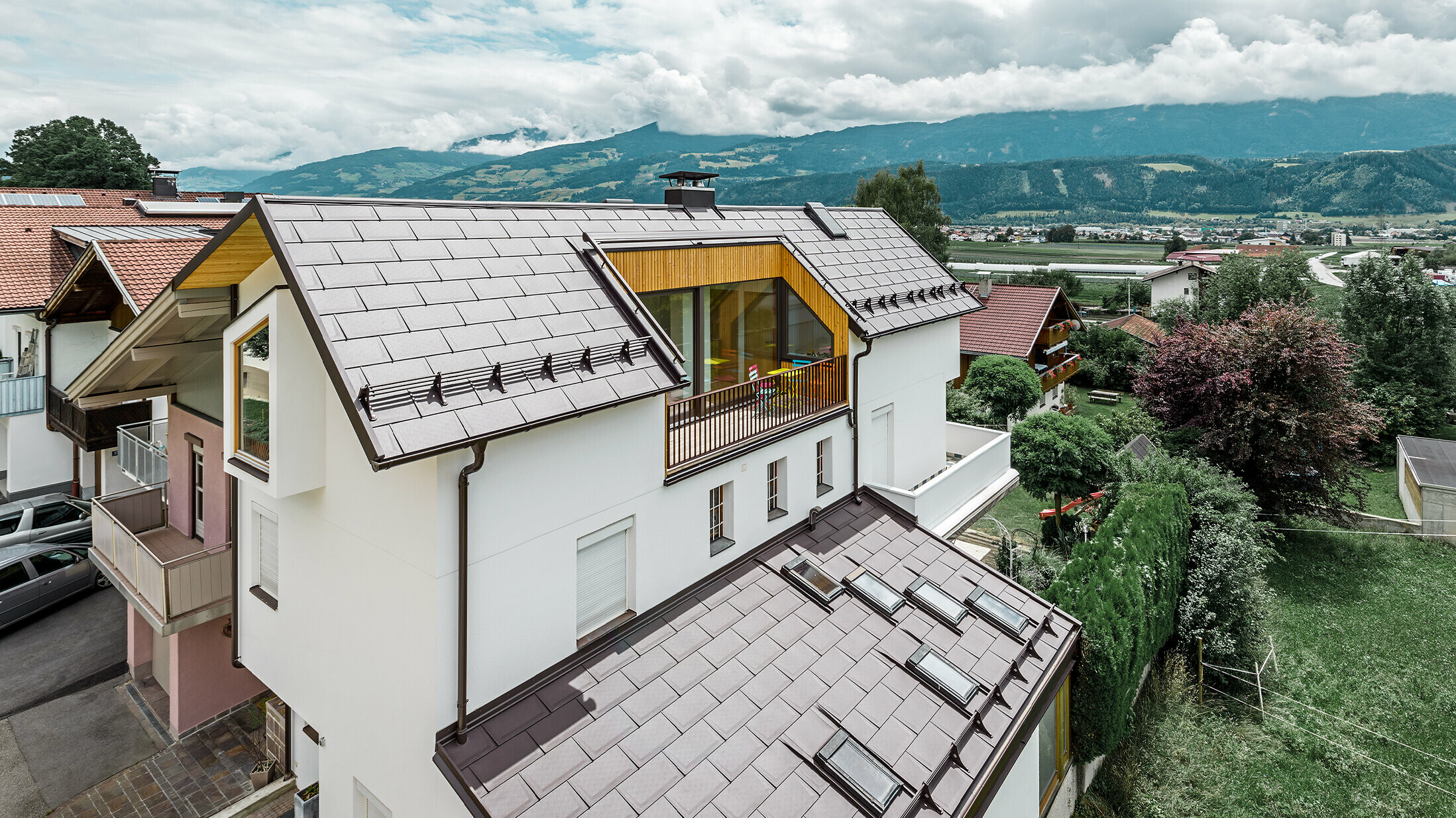 Le nouveau bâtiment d’habitation de Thaur a été recouvert avec la nouvelle tuile R.16 de PREFA couleur brun.