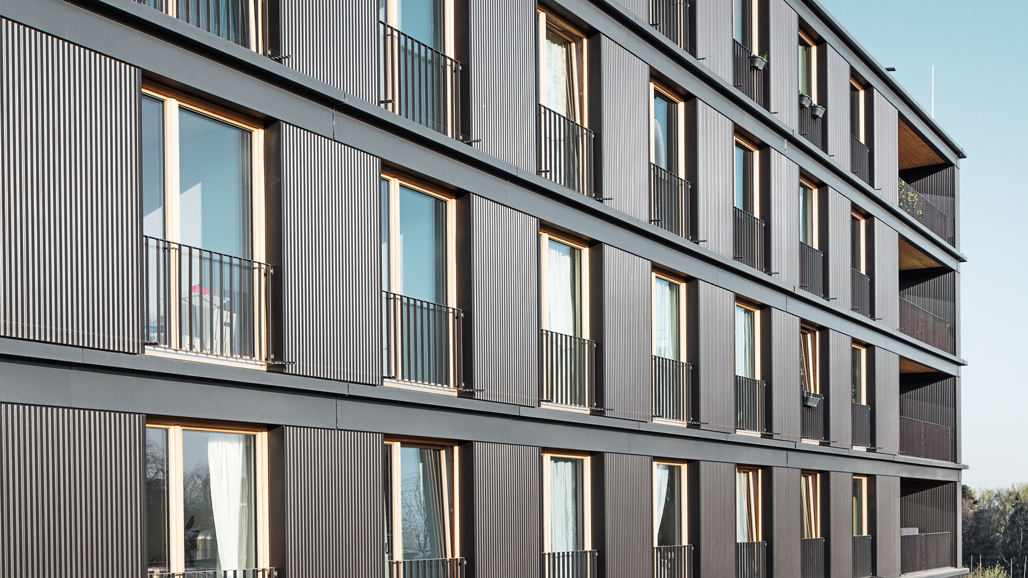 La façade profilée en aluminium et les fenêtres de la construction vues de près.