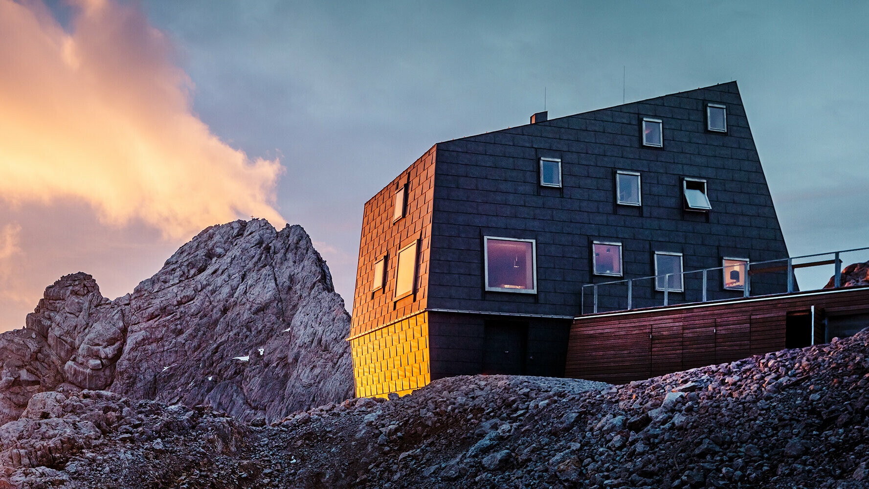 Nouveau refuge au Dachstein avec panneaux de toit et de façade FX.12 PREFA en aluminium couleur P.10 gris pierre