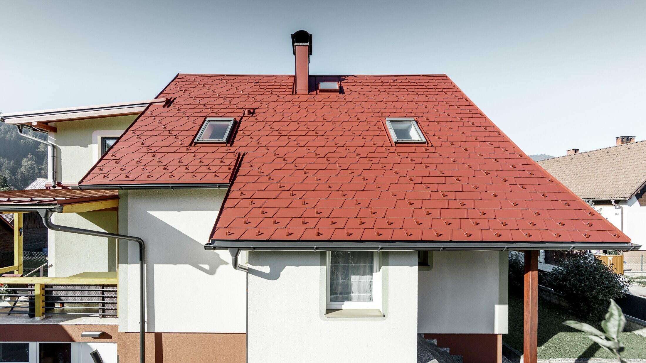 Maison individuelle rénovée avec toiture couverte de bardeaux de toiture PREFA. Le choix s’est porté sur le DS.19 de couleur rouge oxyde.