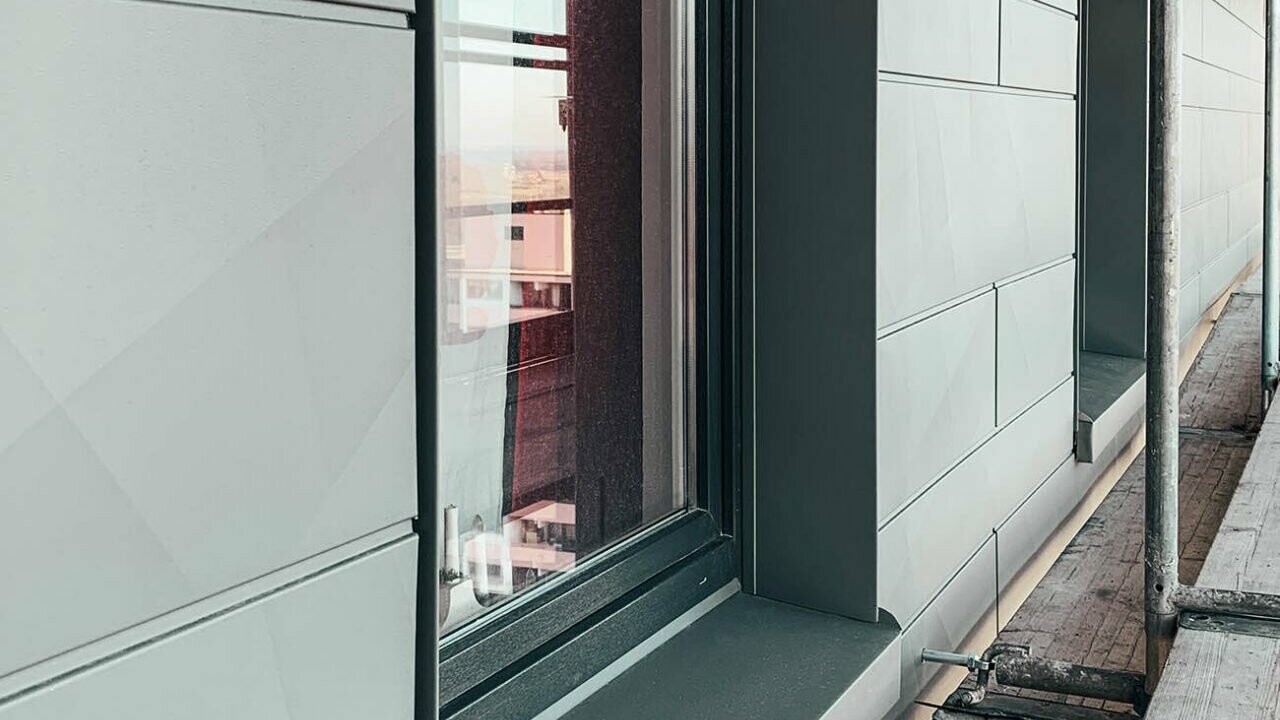 Im Bild sind die Fenster und Sidings im Detail zu sehen.