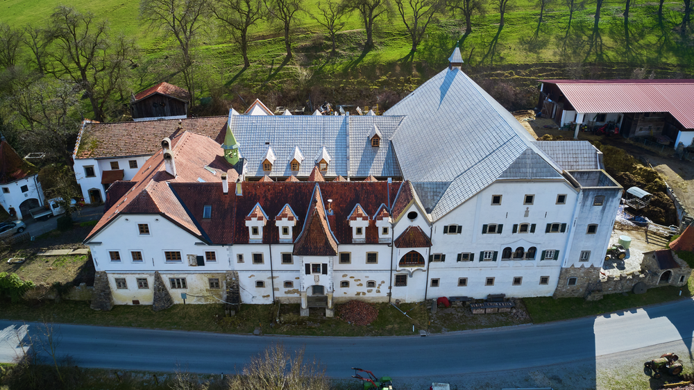 Une toiture de plus de 65 ans, prise de vue par drone. 