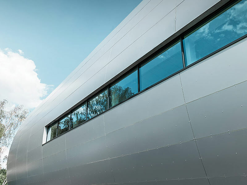 Vue de côté du tube de l’Allianz Stadion à Vienne pour le SK Rapid ; le tube est habillé avec le panneau composite en aluminium couleur argent métallisé.