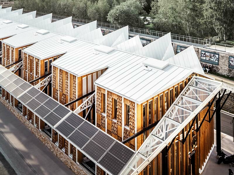 Immeuble de bureaux à Versailles recouvert de feuilles Prefalz dans le P.10 Blanc PREFA