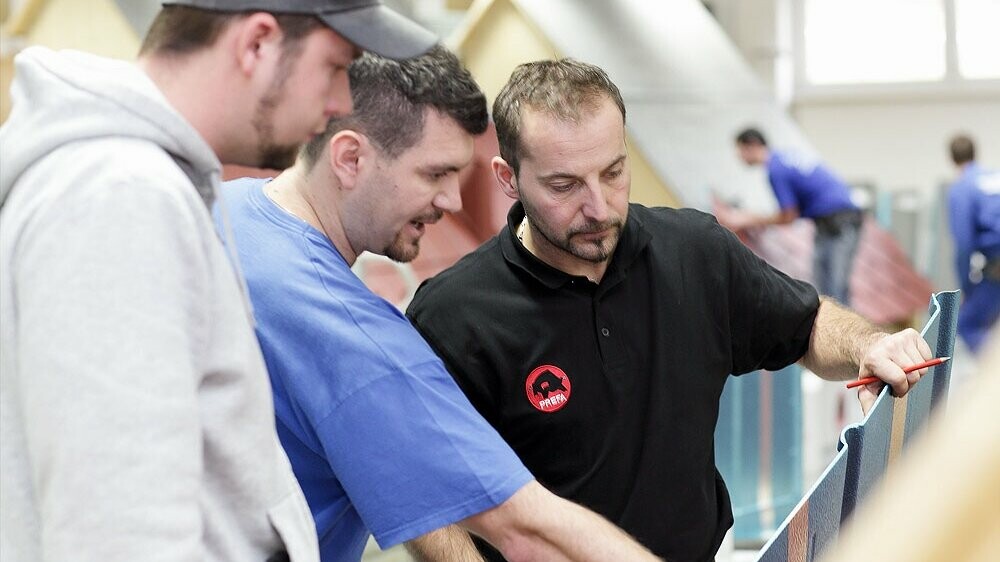 [Translate to Français:] Lehrverleger von PREFA lehrt den Verarbeitern die fachgerechte Verlegetechnik eines PREFA-Produktes..