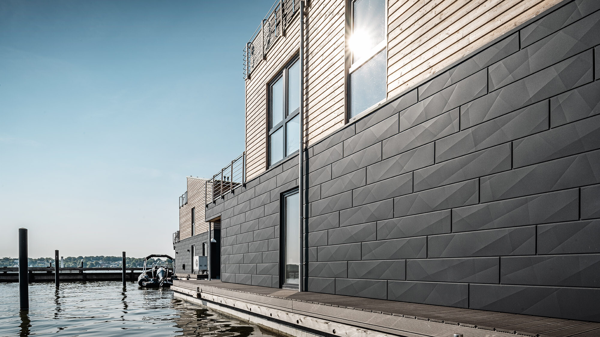 La façade en Siding.X à l’aspect irrégulier d’une maison aquatique vue de près.