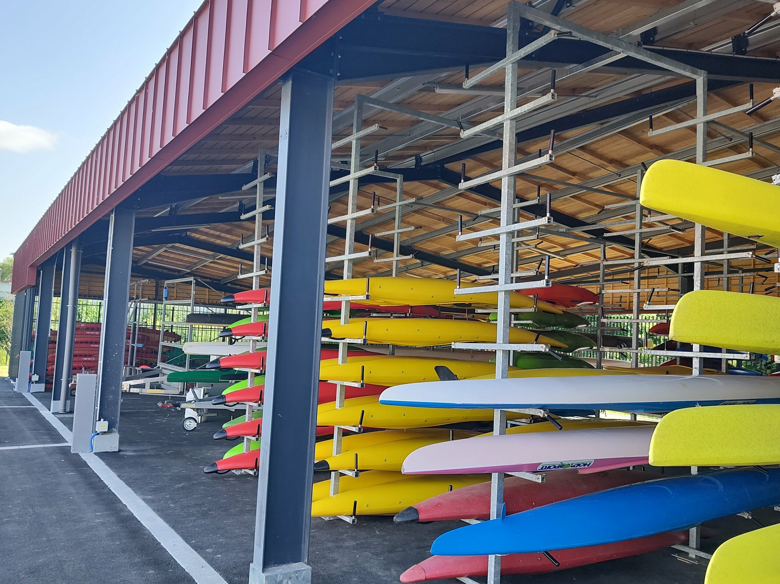 Photo du stockage des canoë-kayak, lui aussi couvert de joint debout Prefalz en P.10 rouge oxyde