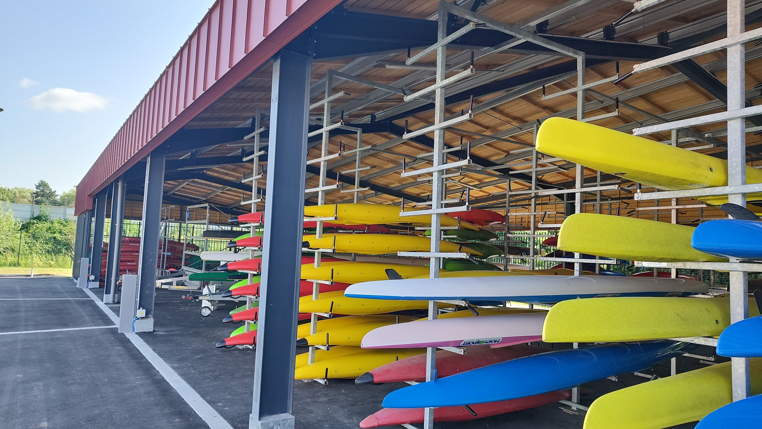 Photo du stockage des canoë-kayak, lui aussi couvert de joint debout Prefalz en P.10 rouge oxyde