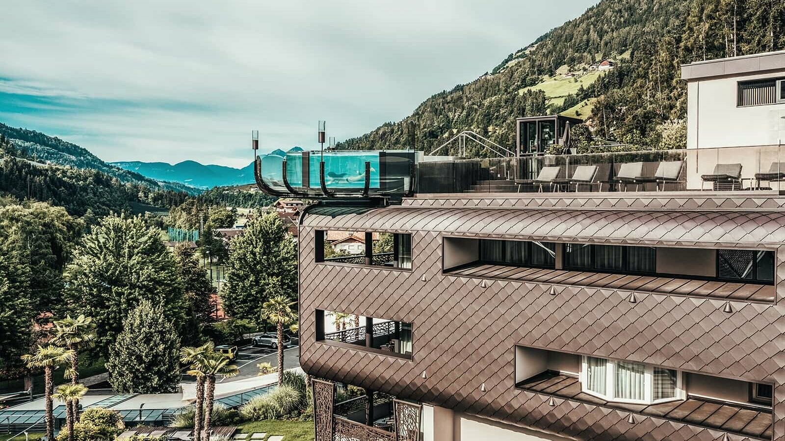 L’impressionnante piscine de la zone hôtelière se détache sur les bardeaux de façade PREFA.