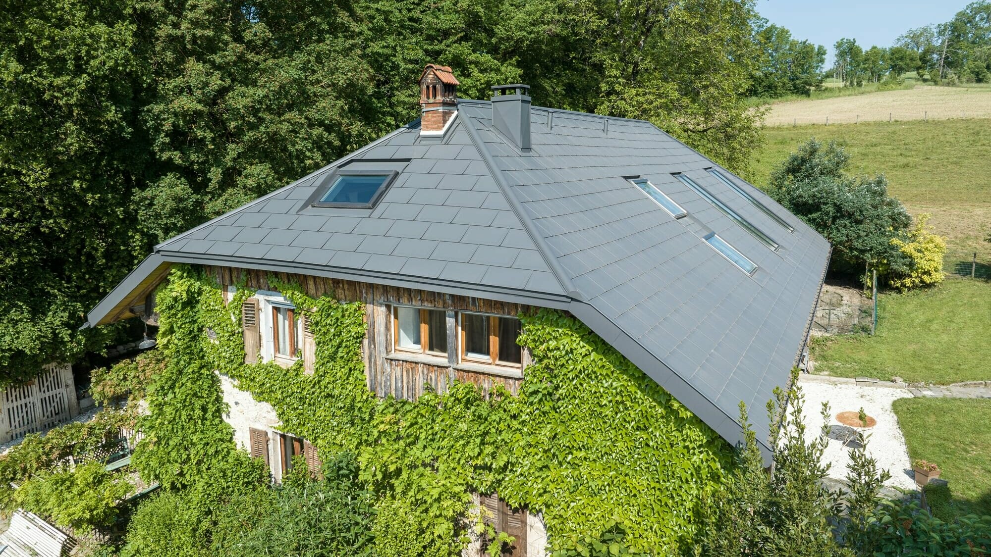 Vue par en haut d'une maison individuelle rénovée en R.16 P.10 Gris sombre