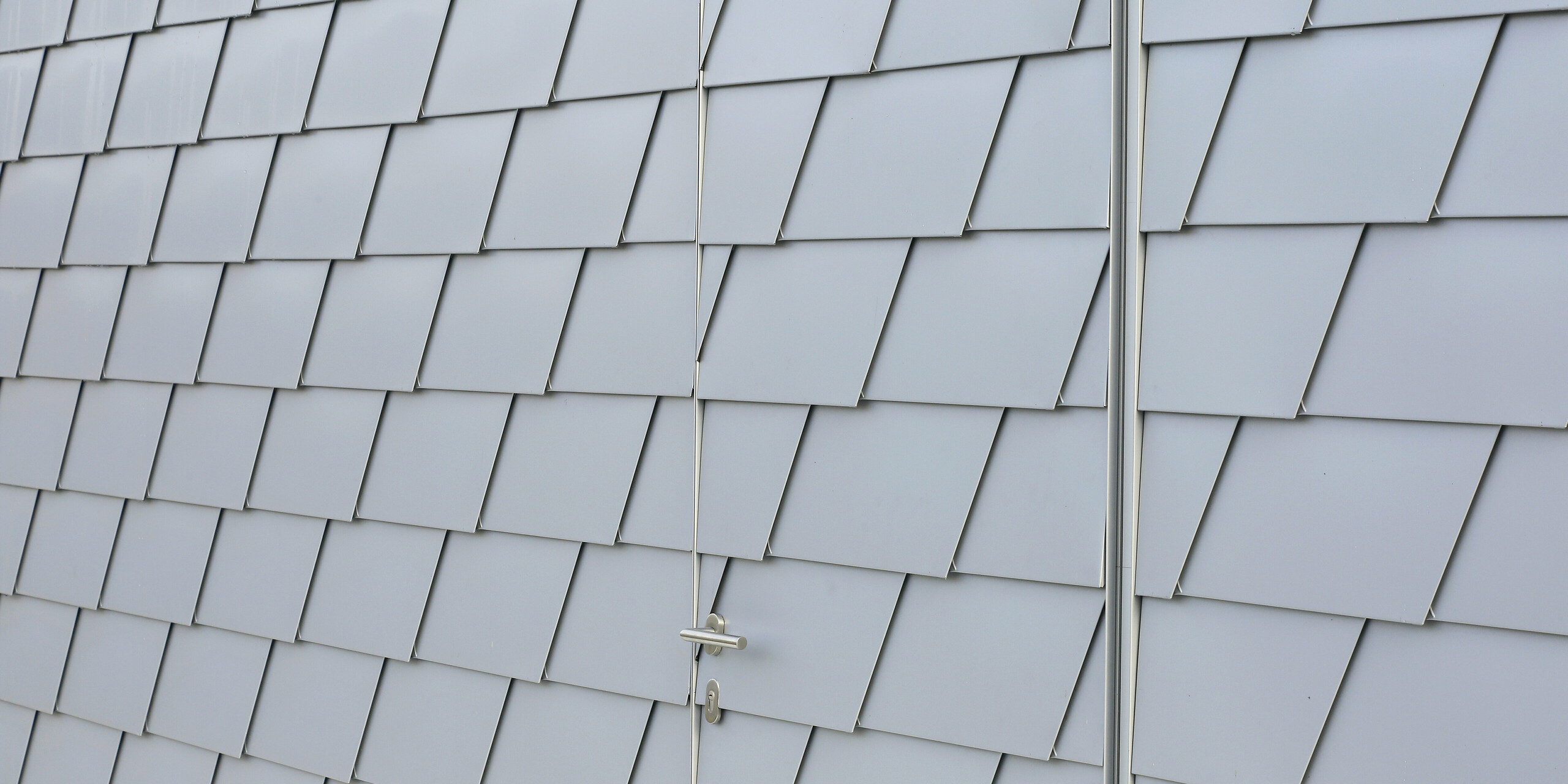 Les portes extérieures du refuge pour animaux de Mullhouse ont été recouvertes de bardeaux de façade PREFA en argent métallisé, à l'image de la façade.