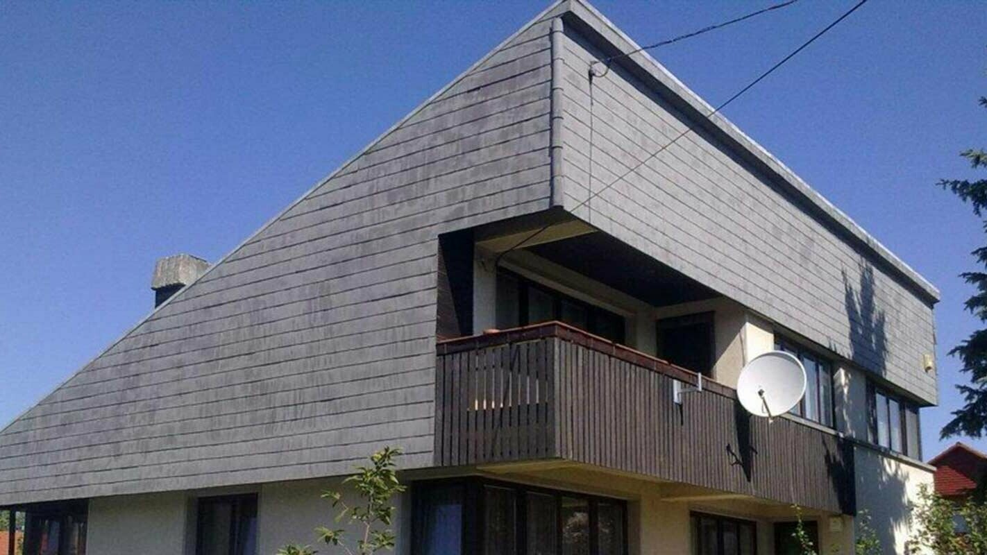 Maison individuelle avec toit à un pan, avant la rénovation de façade à l’aide de bardeaux de façade PREFA