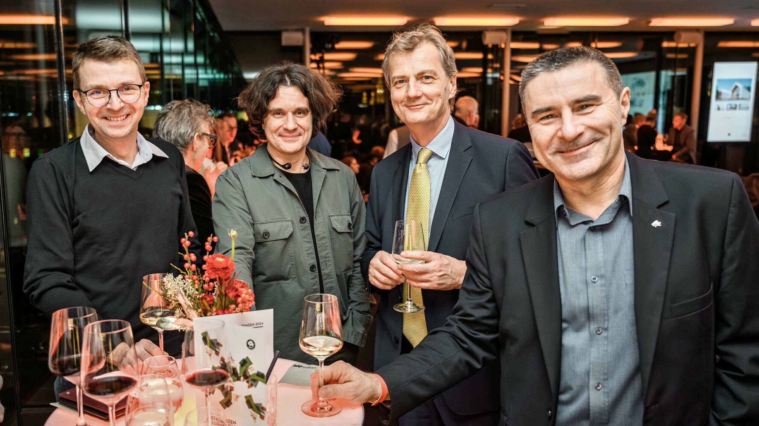 Les architectes Jakub Našinec et Aleš Kubalík du bureau tchèque Sporadical avec Dieter Kirchknopf et Aleš Slivka de PREFA République tchèque.